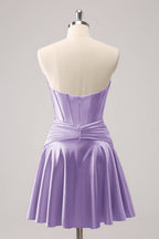 Hermoso vestido de fiesta fucsia con escote en forma de A, corsé cruzado y volantes