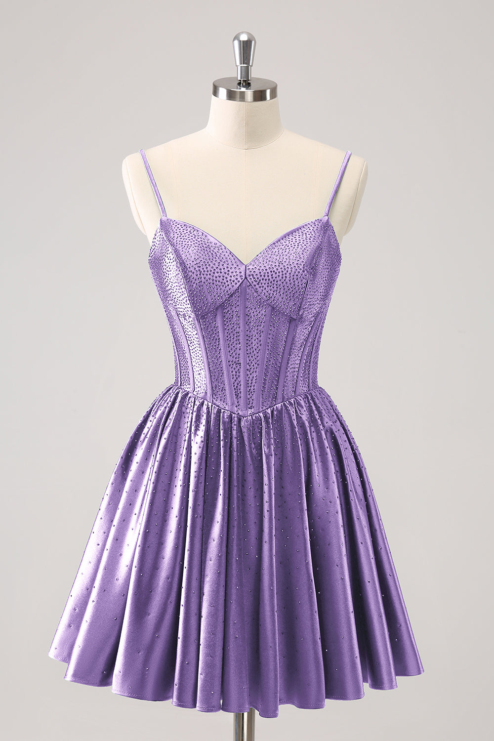 Vestido corto verde oscuro con tirantes finos, volantes y corsé para fiesta de bienvenida con cuentas
