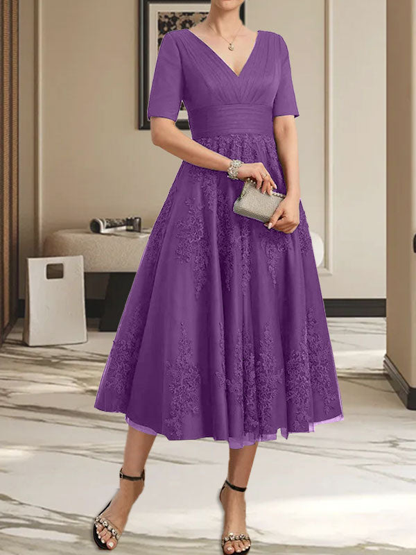 Vestido de madre de la novia de tul con encaje, escote en V y corte A hasta la rodilla con pliegues