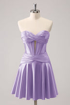 Hermoso vestido de fiesta fucsia con escote en forma de A, corsé cruzado y volantes