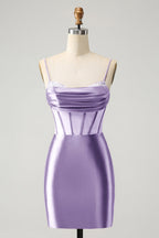 Vestido corto elegante de fiesta con corsé plisado y ajustado en color fucsia con cuentas