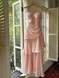 Vestido de noche largo de satén con escote corazón y tirantes finos en color rosa Y8092