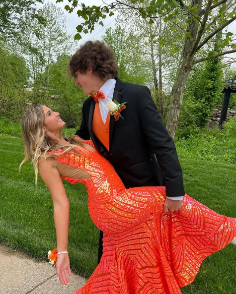 Elegantes V-Ausschnitt Sexy Ärmelloses Meerjungfrau-Abschlussballkleid Orange Abendkleid Y5188