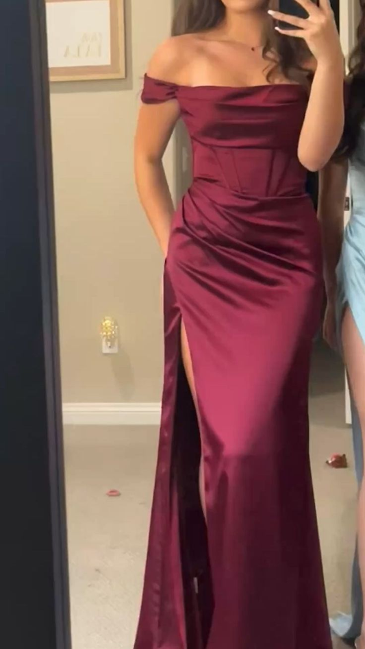 Vestido de noche de satén burdeos con hombros descubiertos y abertura Y7831