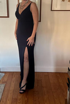 Vestido de fiesta de satén negro sin mangas con escote en V y abertura lateral, Y8456