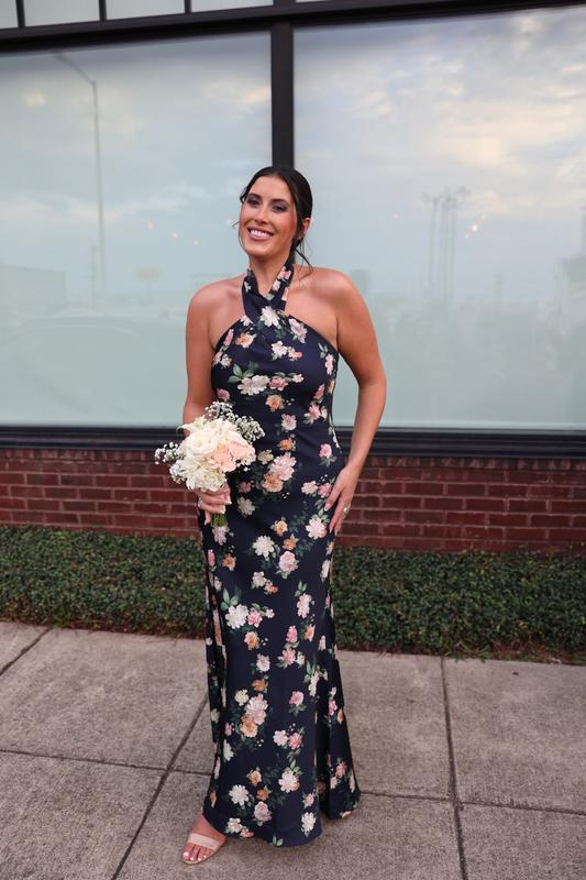 Vestido de noche largo con cuello halter y estampado de satén azul marino Y8453