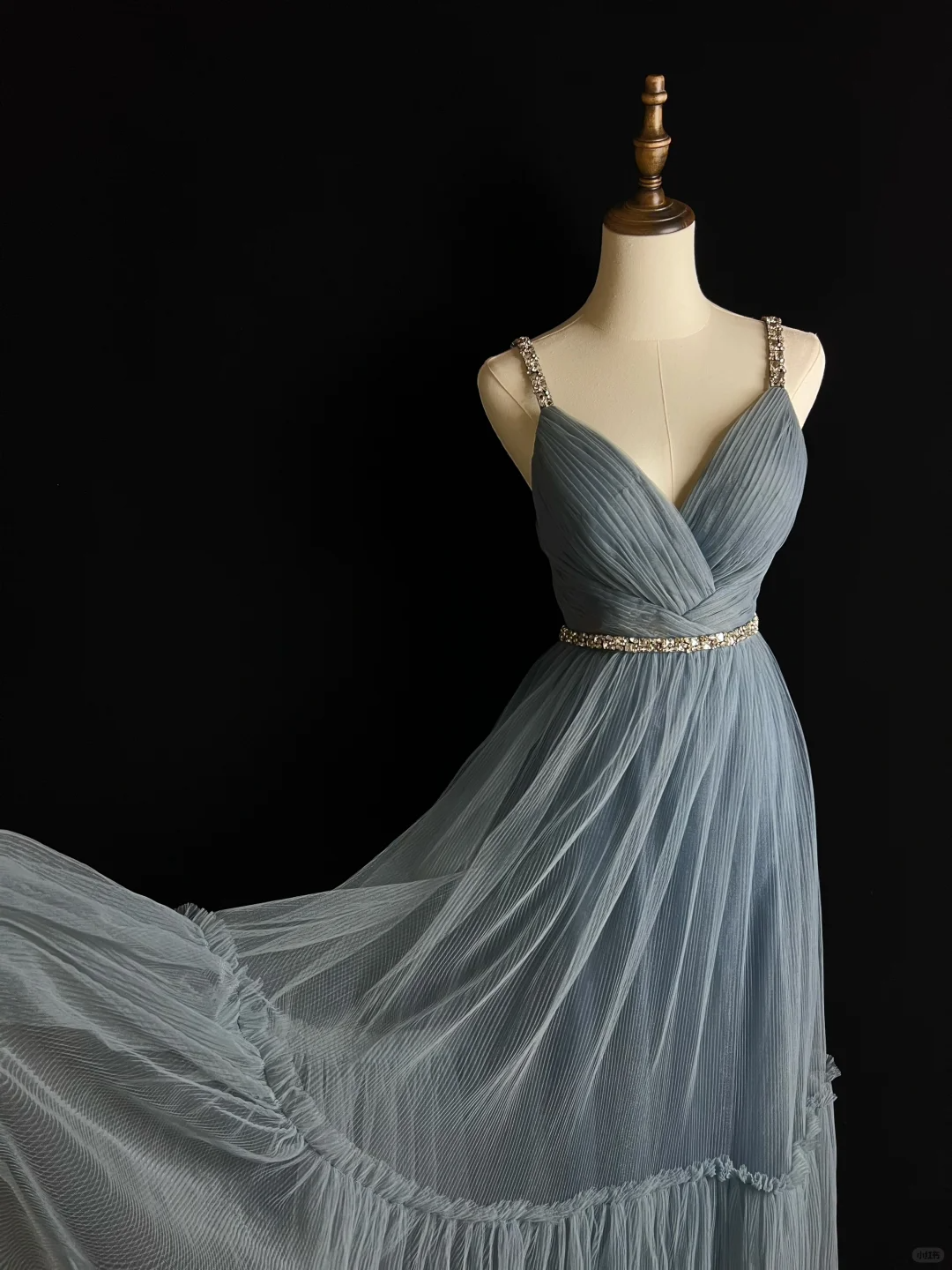 Schlichtes blaues Abendkleid aus Tüll mit Perlen in A-Linie, Spaghettiträgern und V-Ausschnitt, Y8649