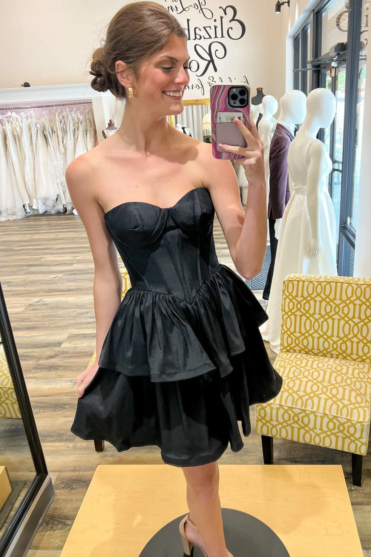 Vestido de fiesta de satén negro sin tirantes y multicapa Y2070