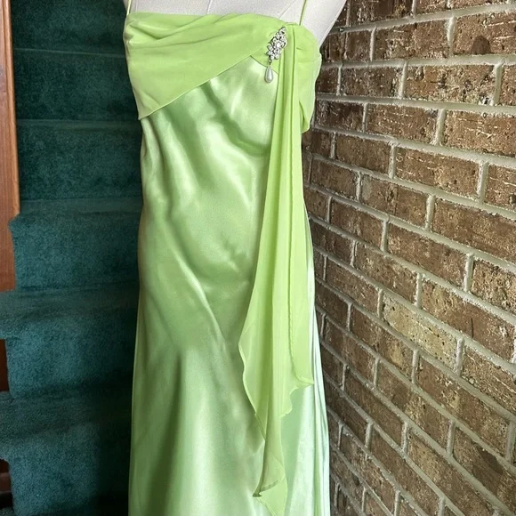 Einfaches grünes Satin-Chiffon-Abendkleid, langes Ballkleid Y8201