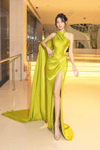 Wunderschönes grünes Neckholder-Satin-Schlitz-Meerjungfrauen-Ballkleid, langes Abendkleid Y8562