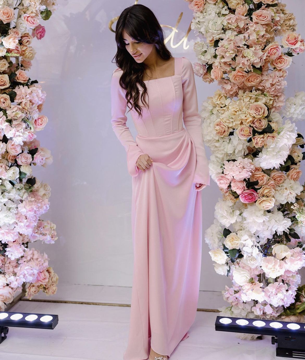 Vestido de noche elegante de corte columna, color rosa, con escote cuadrado y mangas largas Y4798