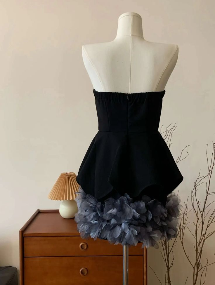 Schwarzes trägerloses Tüll-Cocktailkleid mit 3D-Blumenmuster, trägerloses Homecoming-Kleid Y8105