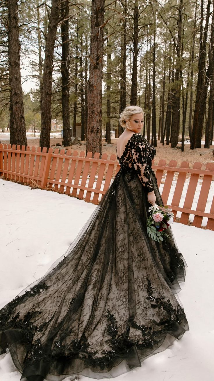 Glamouröses schwarzes Spitzenhochzeitskleid, Gothic Brautkleid Y7353