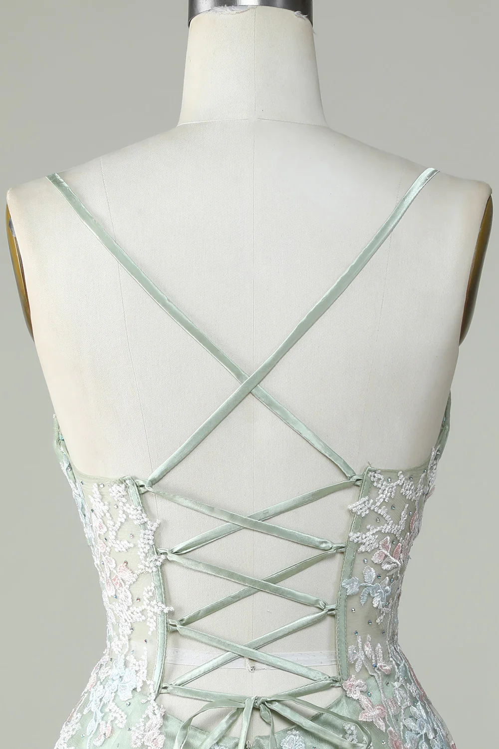 Vestido de fiesta con tirantes finos en color salvia polvoriento y espalda cruzada Y2925