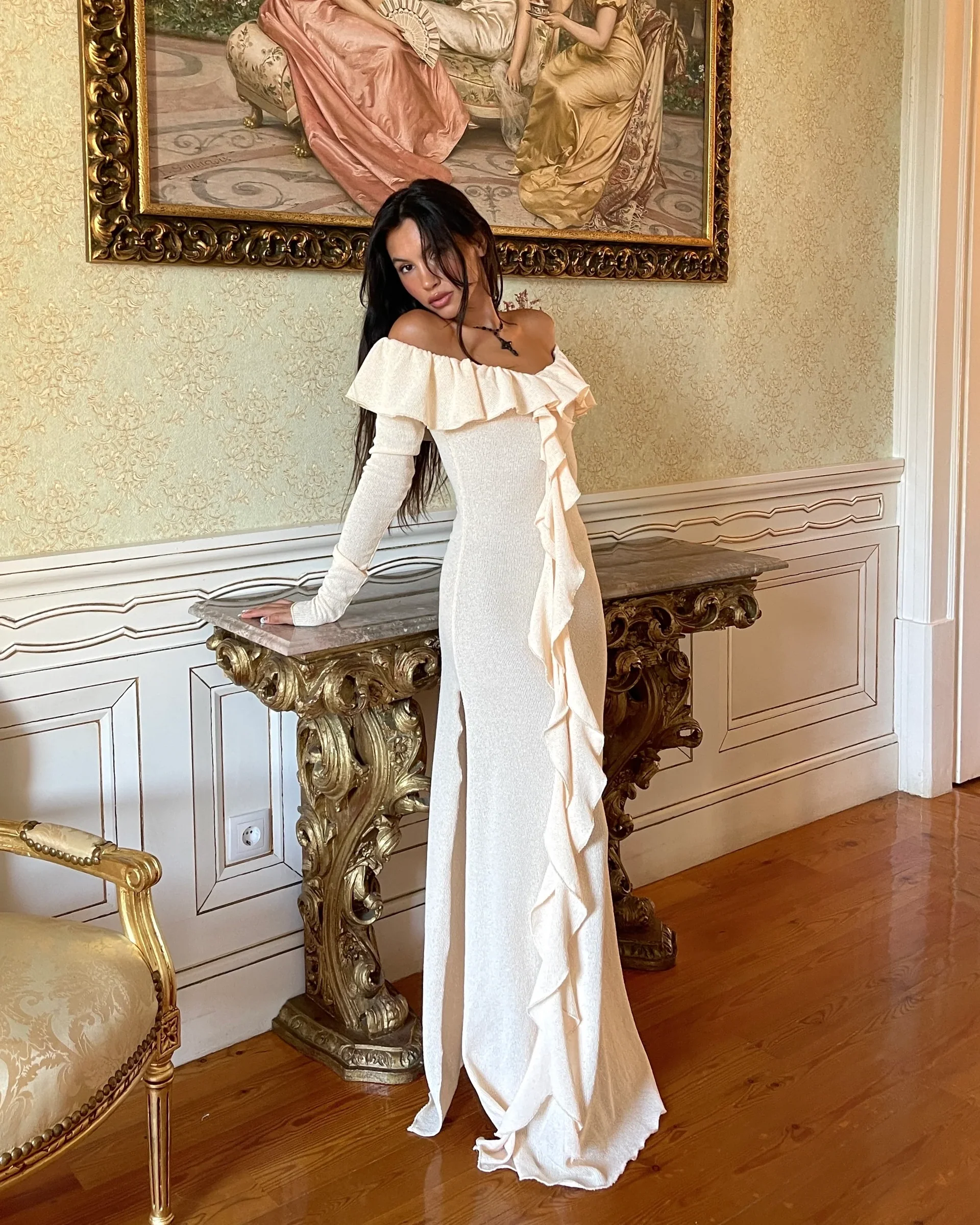 Vestido de fiesta largo color crema con volantes y hombros descubiertos, elegante, con abertura, Y7975