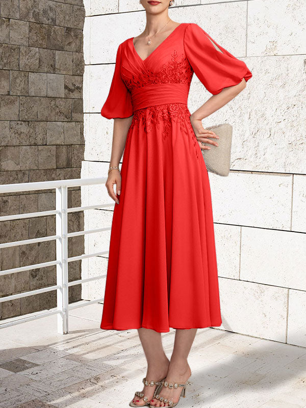 Vestido de madre de la novia de gasa con encaje, escote en V y largo hasta la rodilla con pliegues