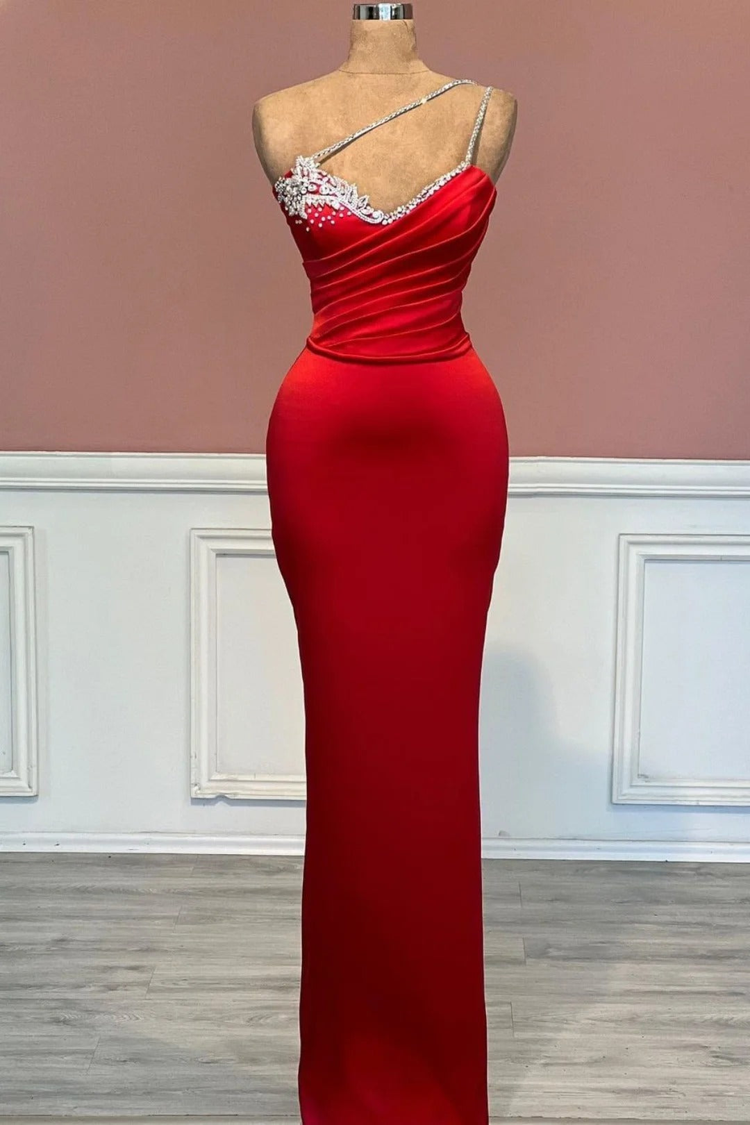 Rotes langes Meerjungfrau-Abendkleid aus Satin mit einer Schulter und Perlen