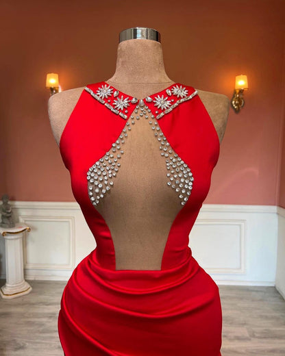Rotes ärmelloses Ballkleid mit Schlitz und Perlenbesatz
