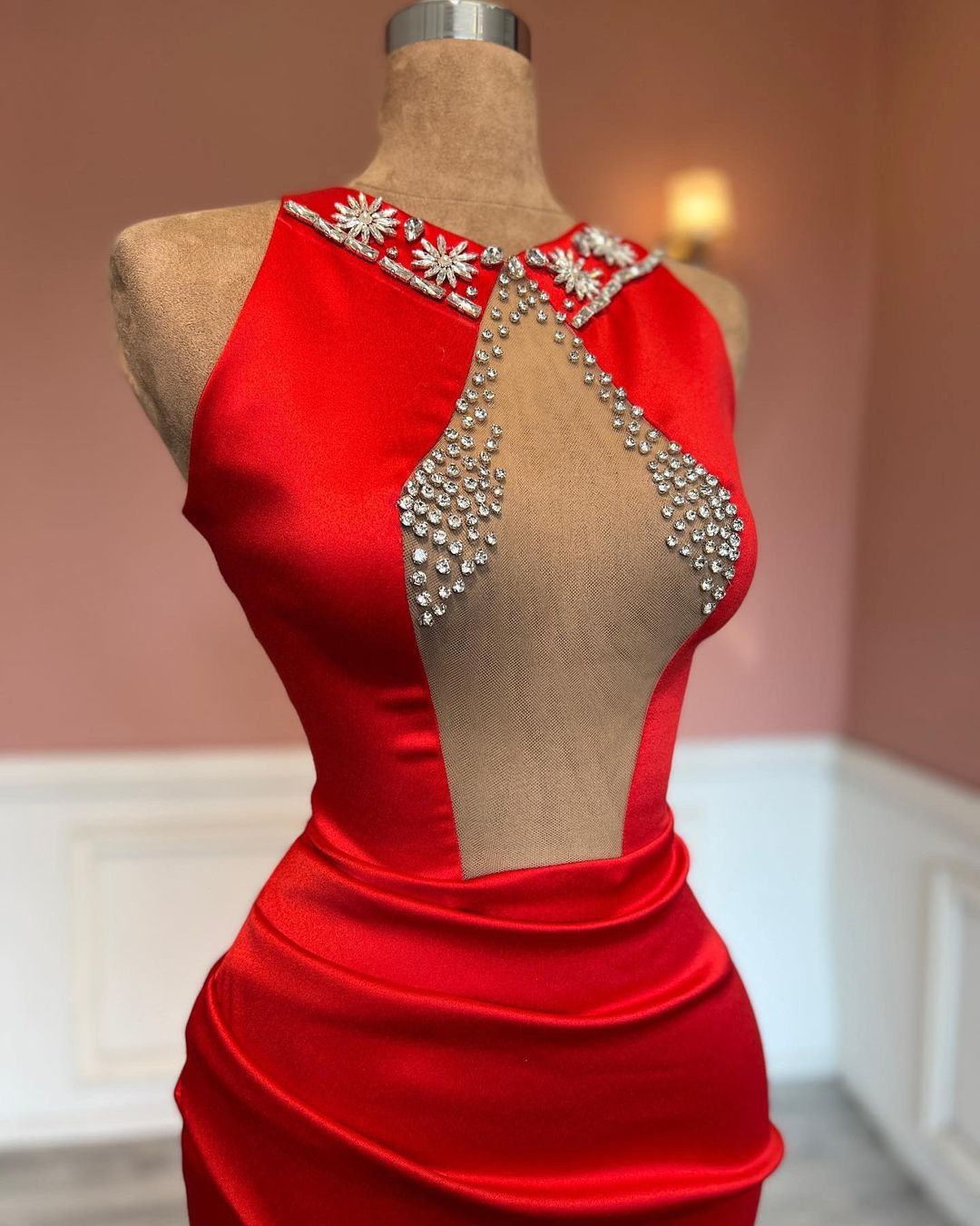Rotes ärmelloses Ballkleid mit Schlitz und Perlenbesatz