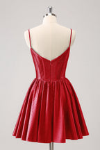 Vestido corto verde oscuro con tirantes finos, volantes y corsé para fiesta de bienvenida con cuentas