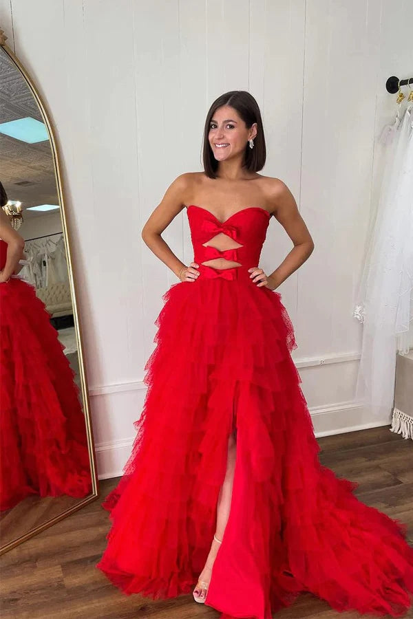 Vestido de fiesta largo rojo sin tirantes, corte A, capas, lazos y abertura PSK513