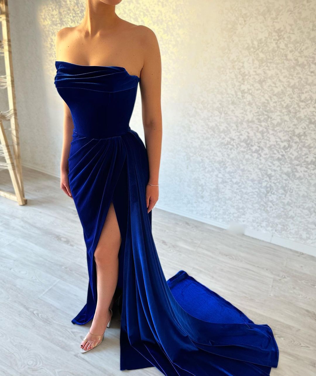 Königsblaues, trägerloses, bodenlanges Ballkleid mit Schlitz