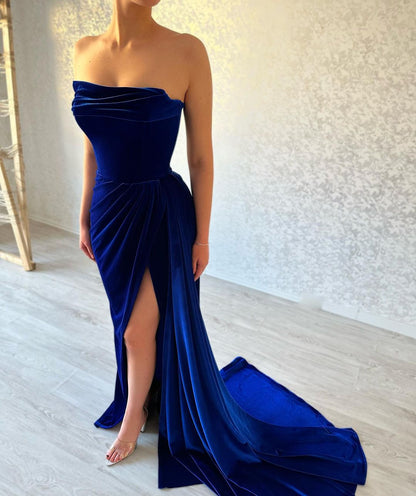 Königsblaues, trägerloses, bodenlanges Ballkleid mit Schlitz