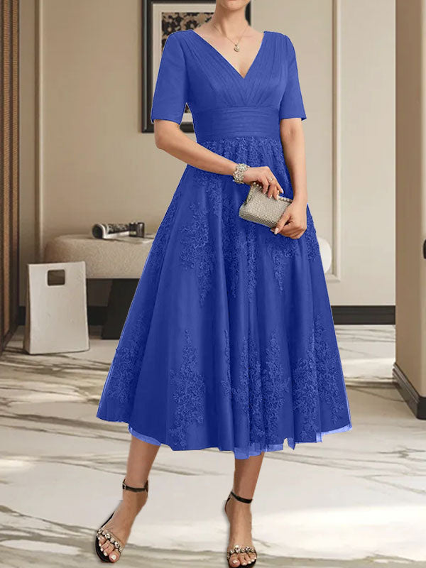 Vestido de madre de la novia de tul con encaje, escote en V y corte A hasta la rodilla con pliegues