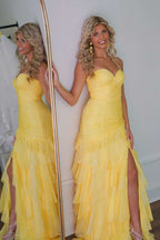 Gelbes, langes Ballkleid mit Rüschen und Schlitz, PSK576