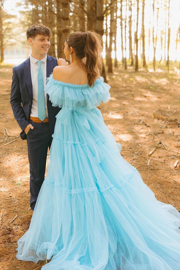 Vestido de fiesta azul con volantes y hombros descubiertos, corte A y corsé PSK570