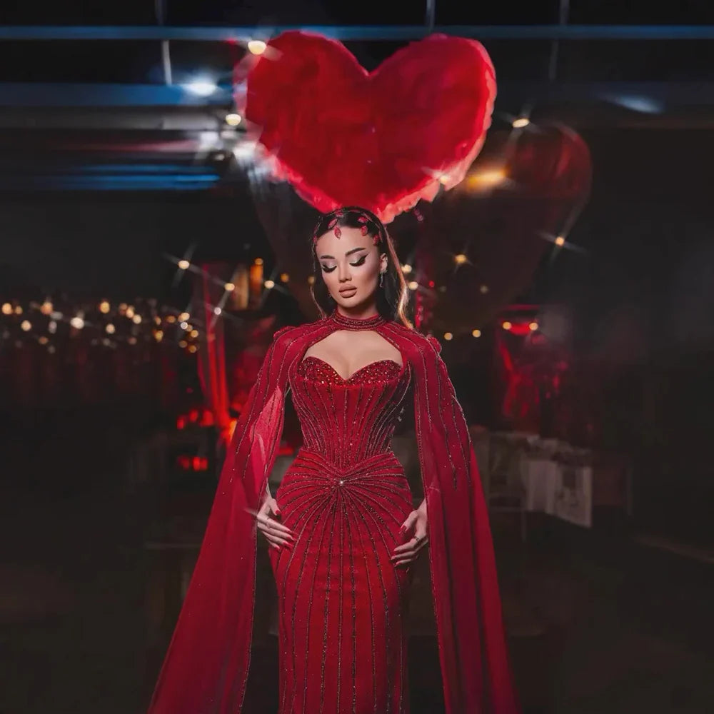 Rotes luxuriöses Abendkleid im Meerjungfrauenstil mit Perlen und Cape-Ärmeln LA72811A