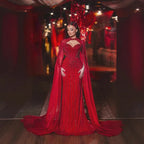 Rotes luxuriöses Abendkleid im Meerjungfrauenstil mit Perlen und Cape-Ärmeln LA72811A