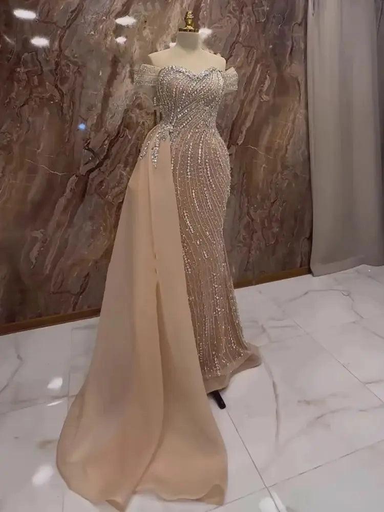 Vestido de noche de sirena de lujo color piel con cuentas y sobrefalda LA72911