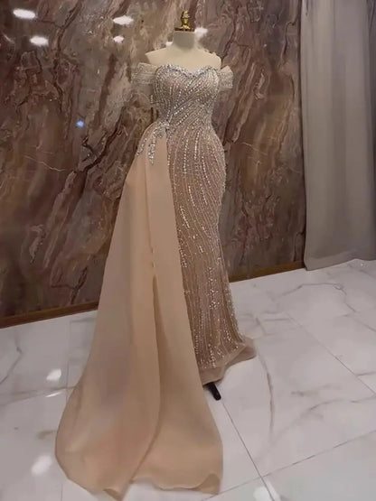 Vestido de noche de sirena de lujo color piel con cuentas y sobrefalda LA72911