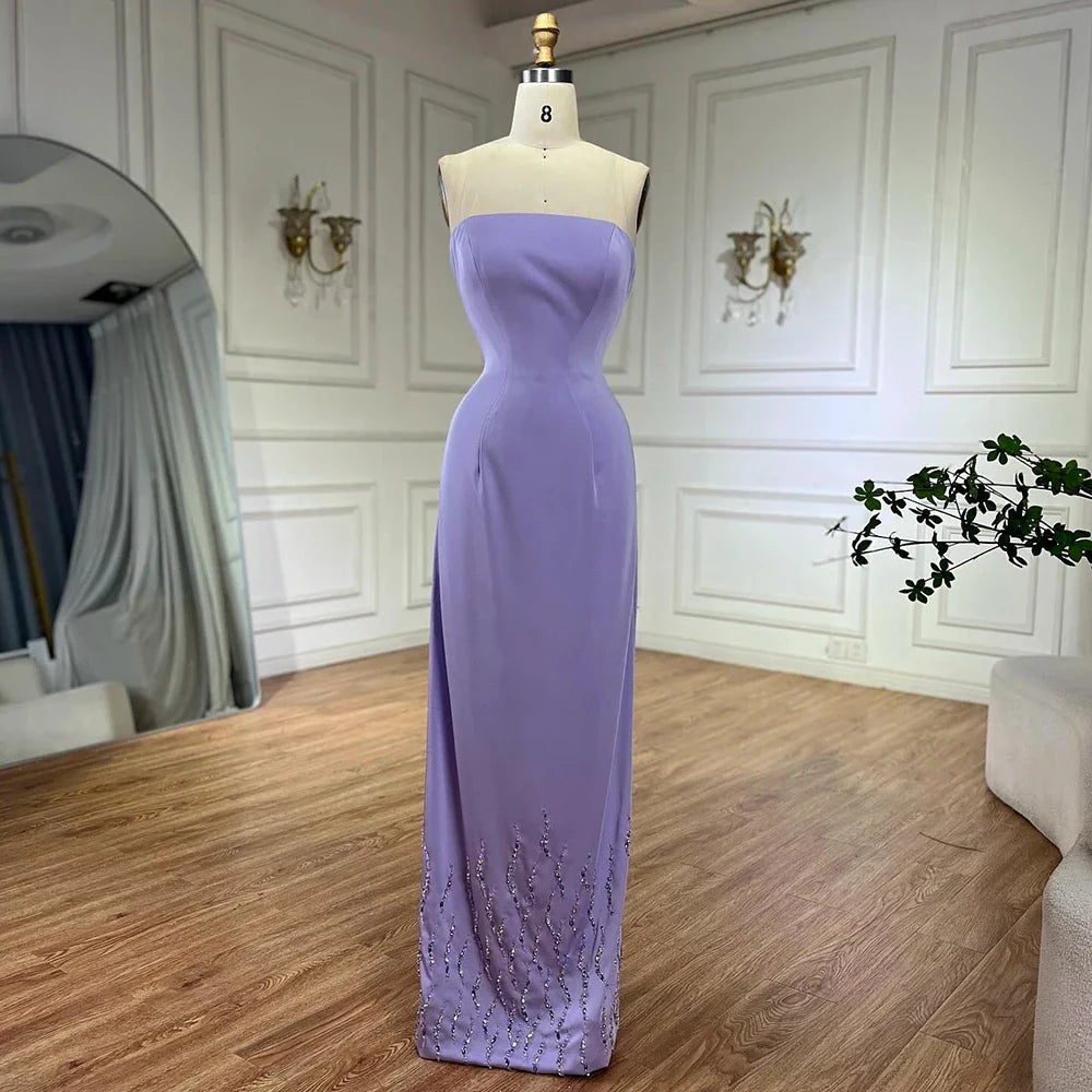 Vestido de noche lila sin tirantes con capa larga de cuentas LA72828