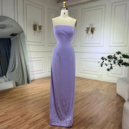 Lilafarbenes trägerloses Abendkleid mit perlenbesetztem, langem Cape LA72828