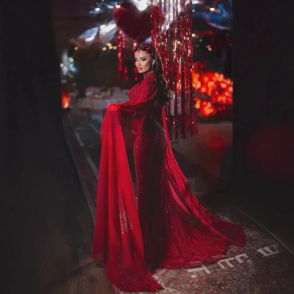 Rotes luxuriöses Abendkleid im Meerjungfrauenstil mit Perlen und Cape-Ärmeln LA72811A