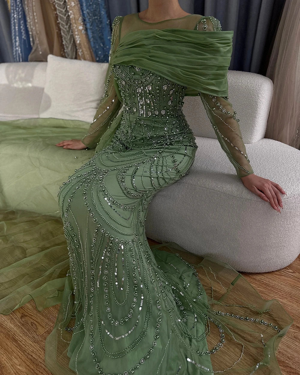 Vestido de noche de sirena con cristales color piel y sobrefalda de manga larga LA72348