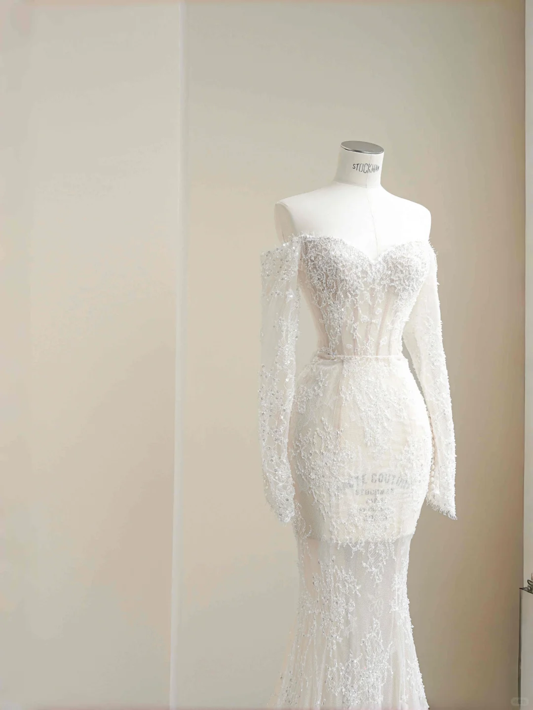 Romantisches weißes Spitzenapplikationen Tüll Pailletten Meerjungfrau Ballkleid Off Shoulder Abendkleid Y8663
