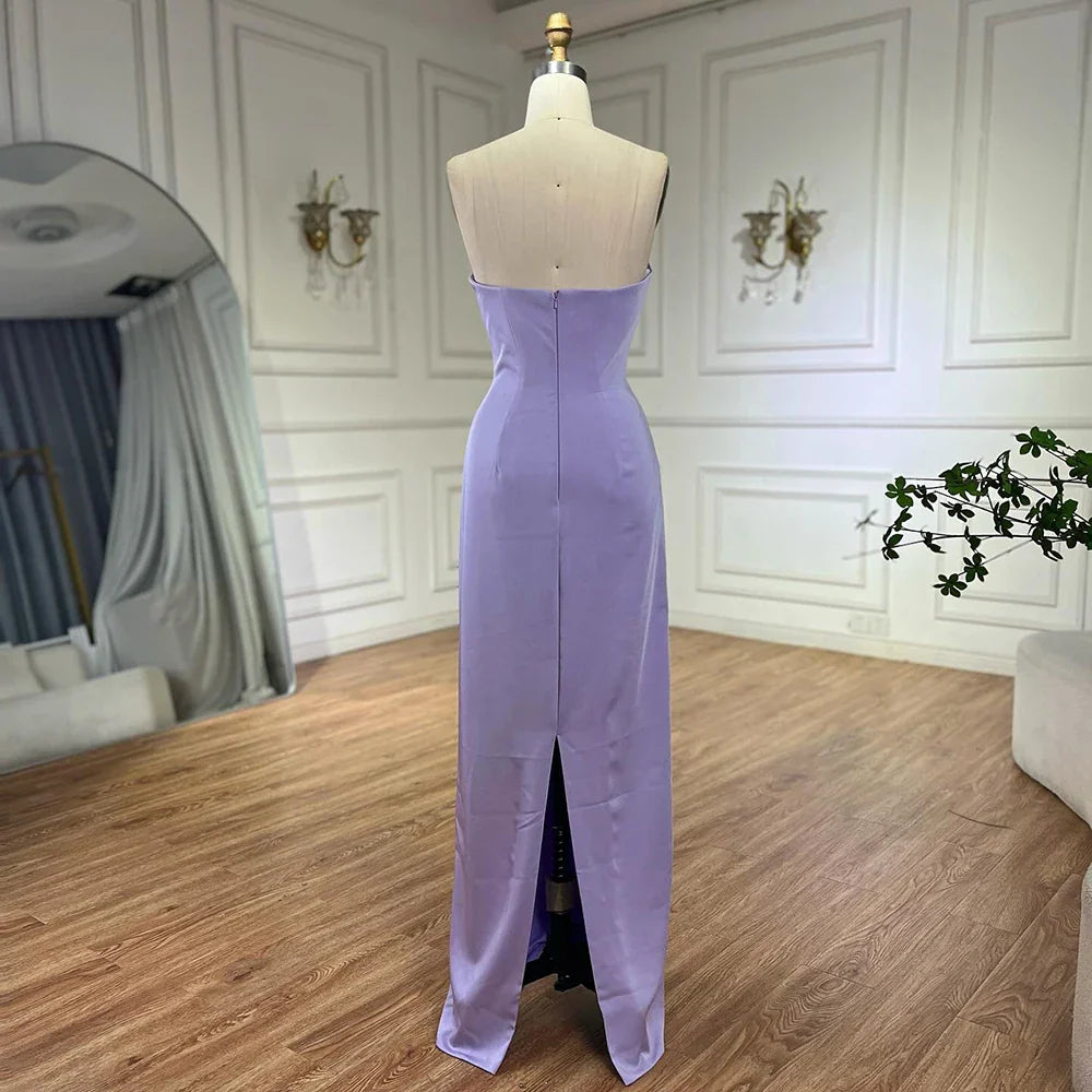 Vestido de noche lila sin tirantes con capa larga de cuentas LA72828