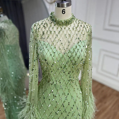Luxuriöses Abendkleid mit Perlen und Federn in Salbeigrün mit langen Ärmeln LA72394A
