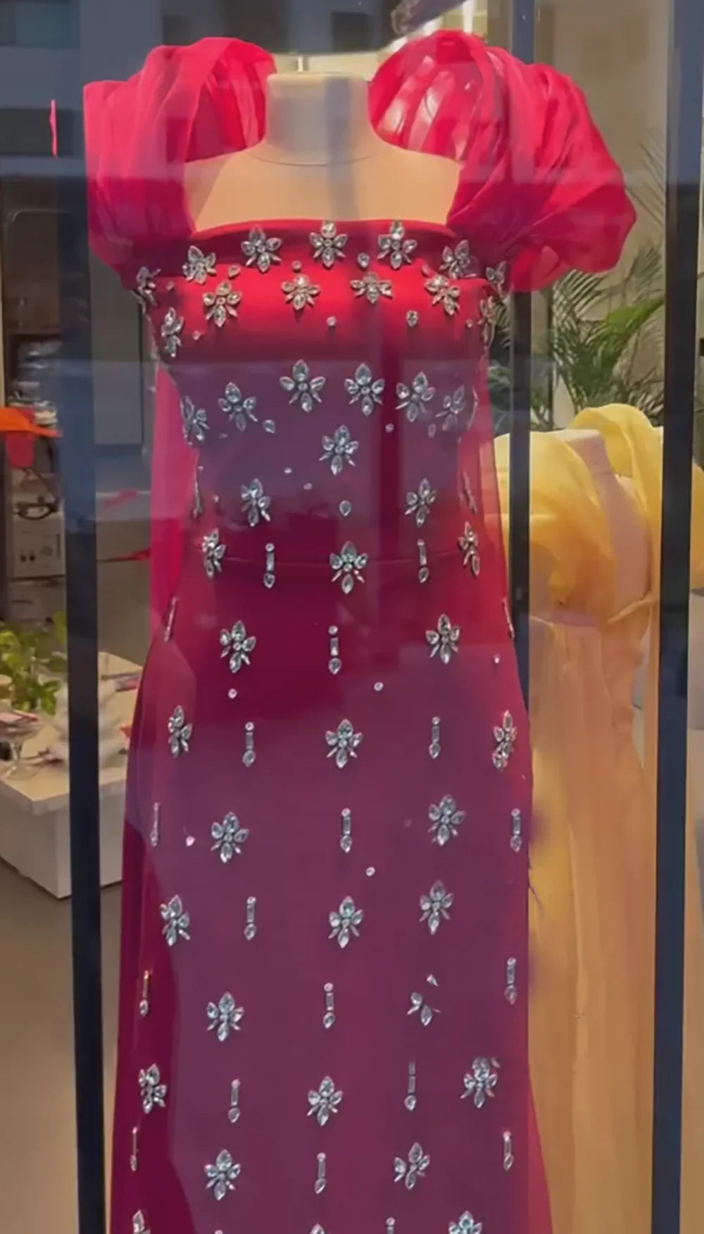 Luxuriöses gelbes Abendkleid mit Perlen und Cape LA72756