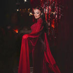 Rotes luxuriöses Abendkleid im Meerjungfrauenstil mit Perlen und Cape-Ärmeln LA72811A