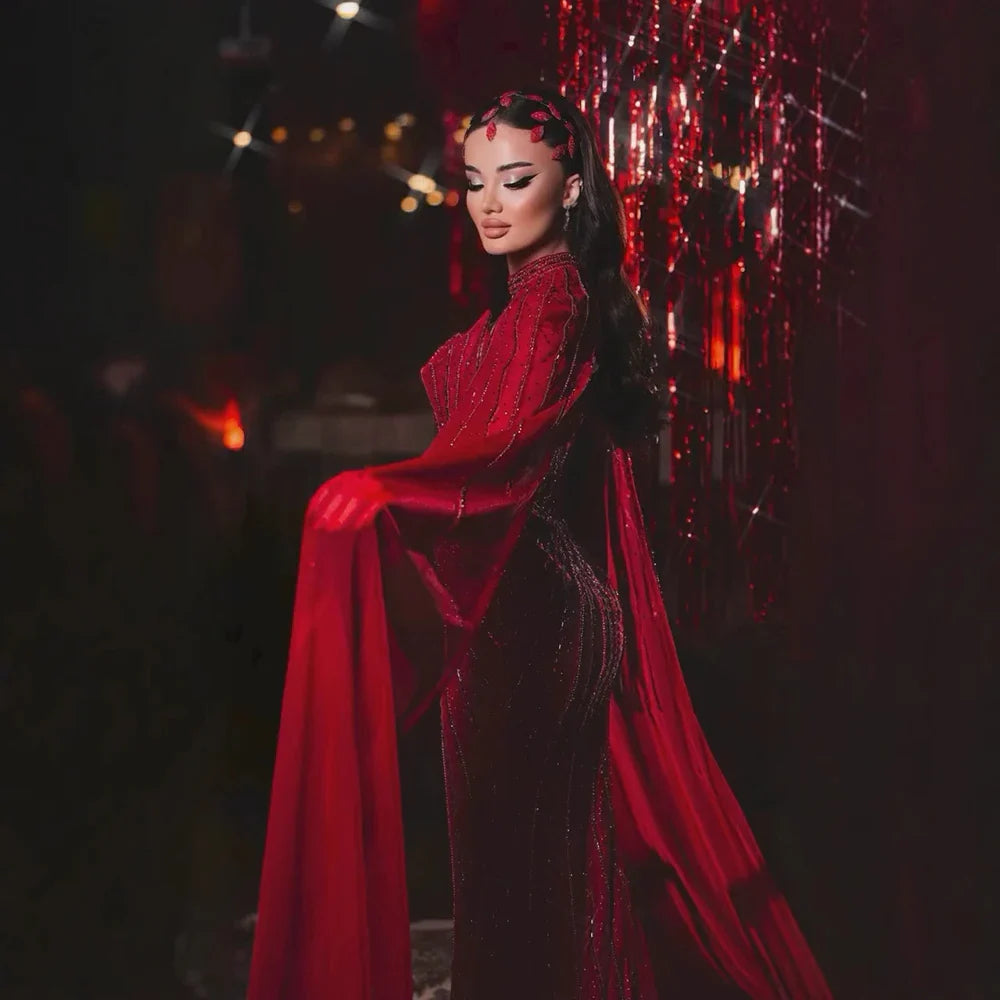 Rotes luxuriöses Abendkleid im Meerjungfrauenstil mit Perlen und Cape-Ärmeln LA72811A