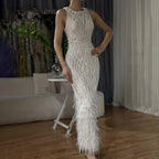 Elegante vestido de noche midi con plumas en blanco y negro LA72076