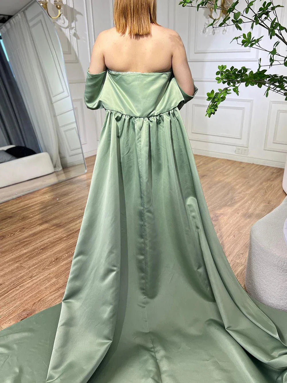 Luxuriöses Abendkleid mit Perlenbesatz und Cape in Salbeigrün LA72126 