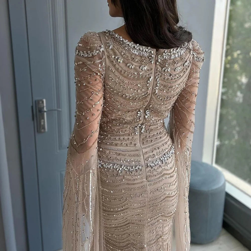 Vestido de noche de lujo color caramelo con cuentas y mangas estilo capa LA72604