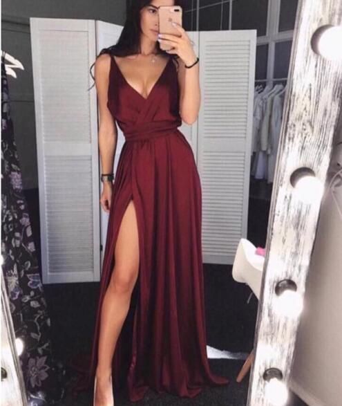 Schlichtes Burgunder Satin-Ballkleid mit V-Ausschnitt und Schlitz, langes Abendkleid S6547