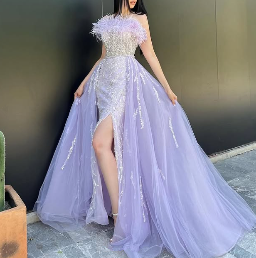 Glamuroso vestido de fiesta de tul con lentejuelas lilas y abertura, vestido de noche con plumas Y8528