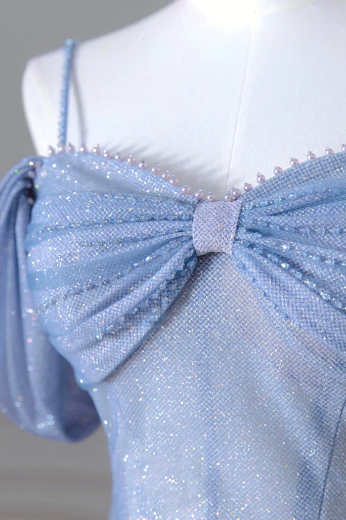 Hermoso vestido de fiesta largo de tul con tirantes finos en azul, corte A, Y4592